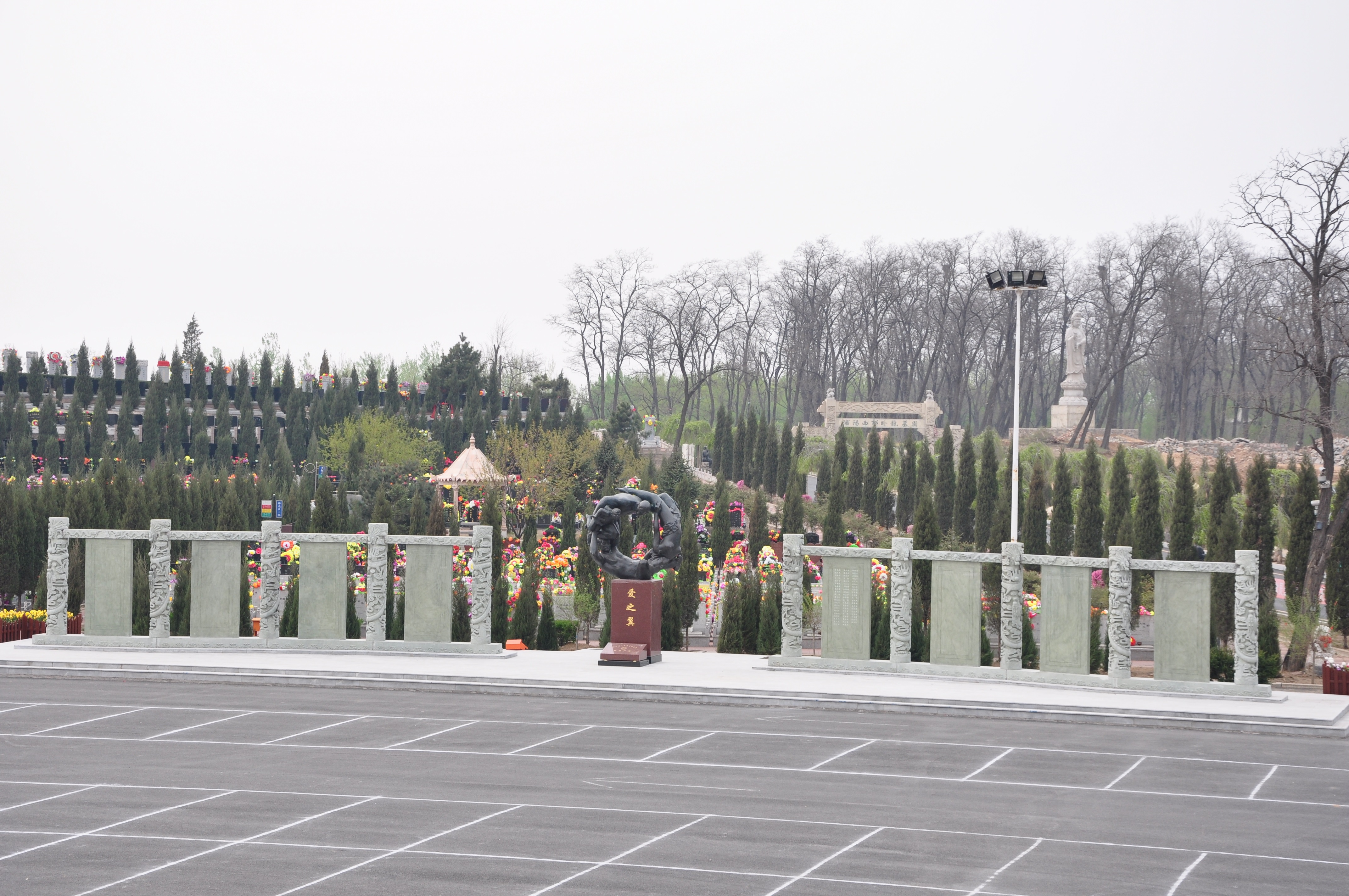 捐献者纪念广场"由辽宁省红十字会和沈阳西郊卧龙墓园共同出资建造,于